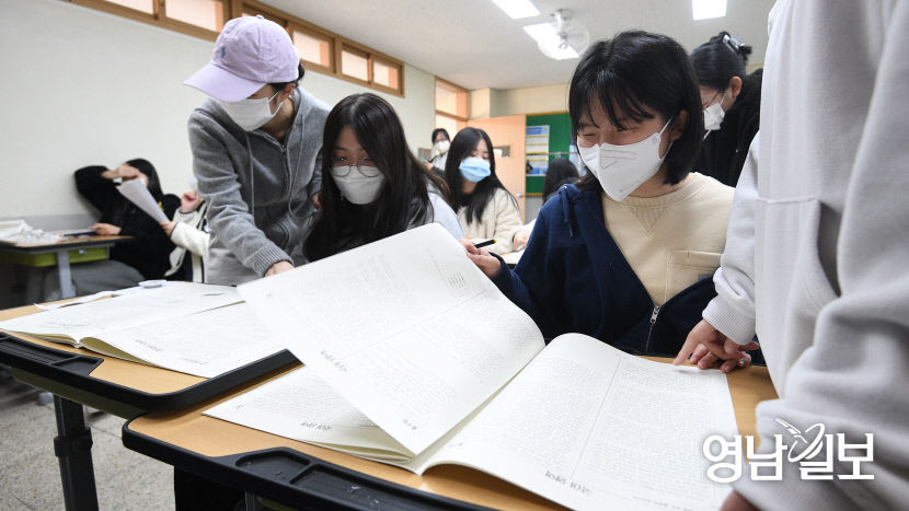 [포토뉴스] 수능 가채점 하는 수험생들