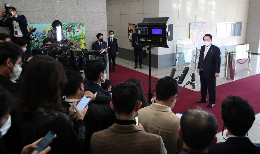 尹 도어스테핑 중단, MBC기자·비서관 설전 여파…대통령실 근본 검토