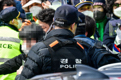 박근혜 전 대통령에 소주병 투척 40대, 항소심서 집행유예로 감형