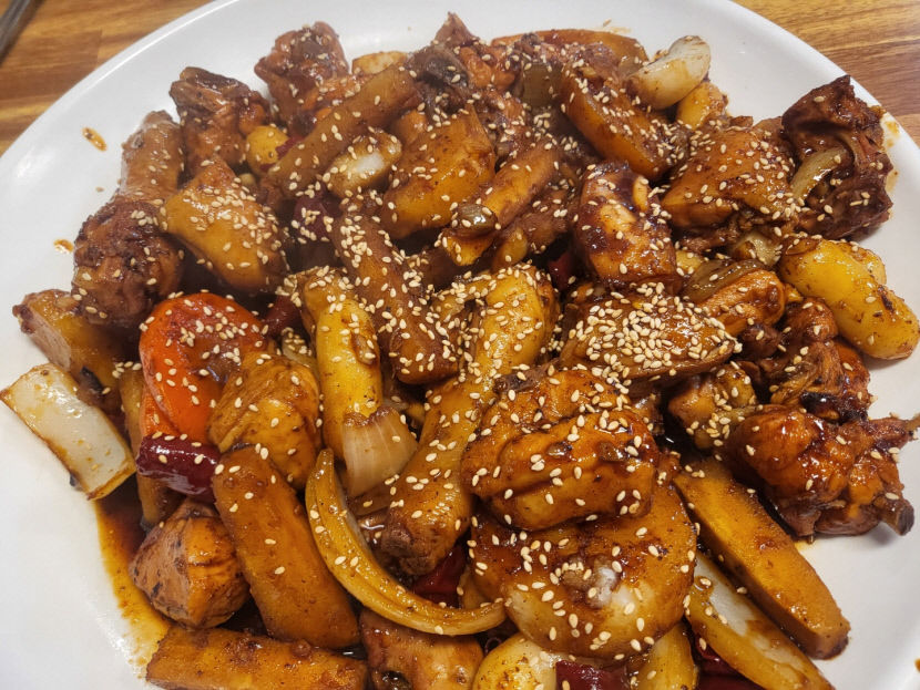[안동 맛집] 안동구시장 사대부찜닭…칼칼·짭조름한 양념이 입맛 돋우는 원조 찜닭