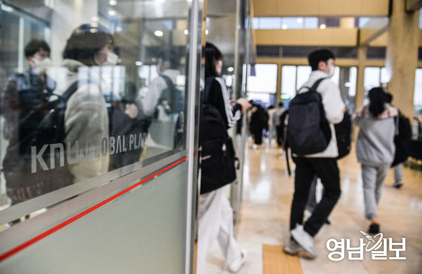 [포토뉴스] 경북대 대입 논술고사(AAT) 치르고 귀가하는 학생들