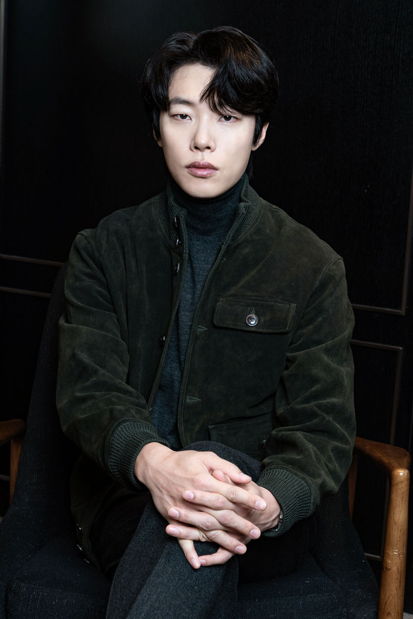 [시네 토크] 올빼미 맹인 침술사 경수역 류준열…시각장애인 역할이지만 눈 뜨고 연기…감정 수위조절에 집중
