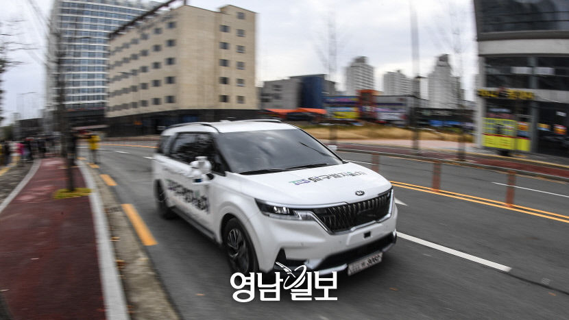 [포토뉴스] 달구벌 자율차 첫 승객 태우고 주행