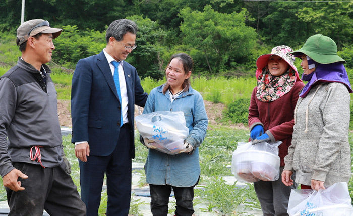 [농업으로 행복한 영양 .12·(끝)] 외국인 근로자 운용 정책…공무원이 직접 관리, 외국인 근로자 이탈 없는 비결이죠