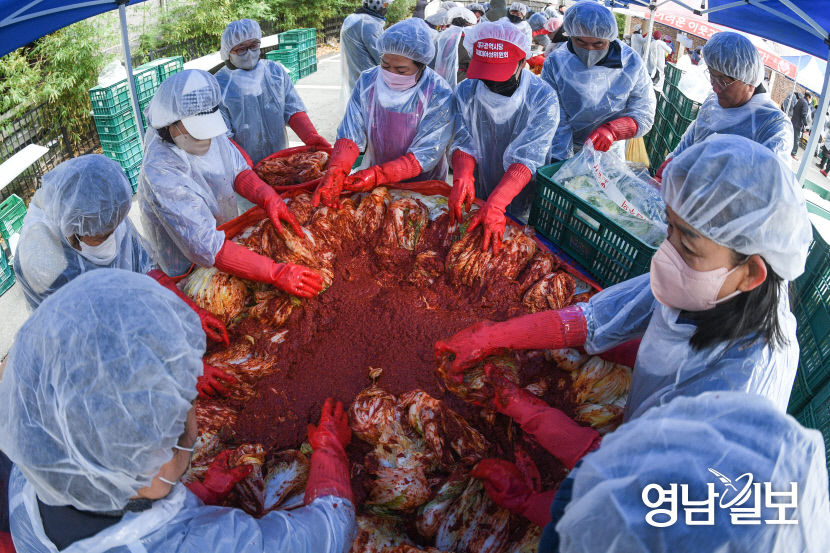 [포토뉴스] 국민의힘 대구시당 사랑나눔 김장담그기