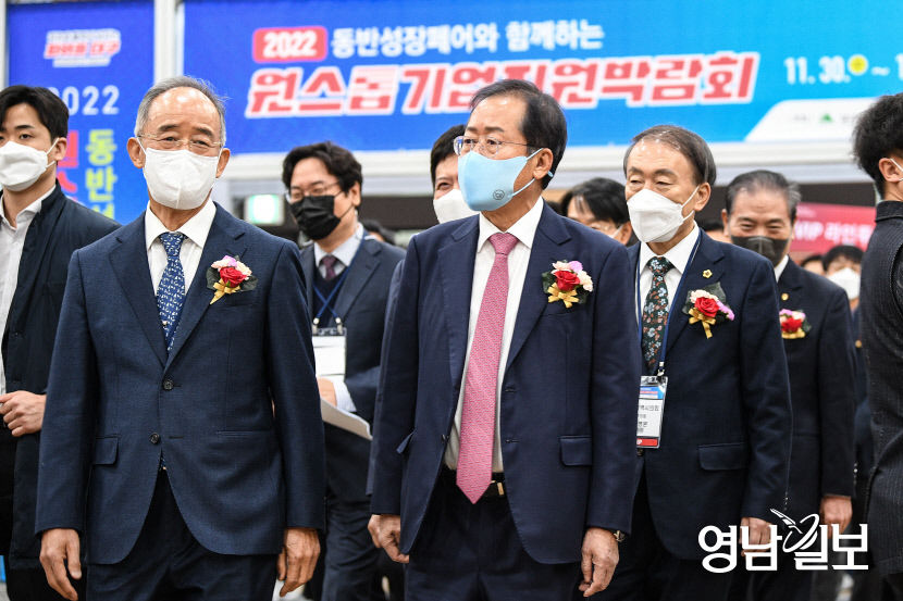 [포토뉴스] 원스톱 기업지원 박람회장 둘러보는 홍준표 대구시장