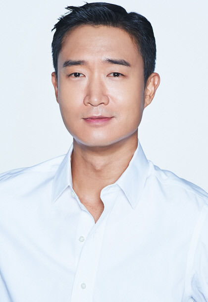 [연예가] 조직의 넘버2로 돌아온 조우진, 코믹액션 연기 담은 영화 보스