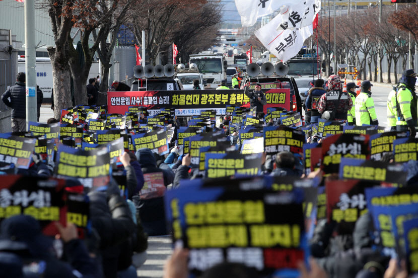 정부, 시멘트에 이어 유조차 대해서도 업무개시명령 검토