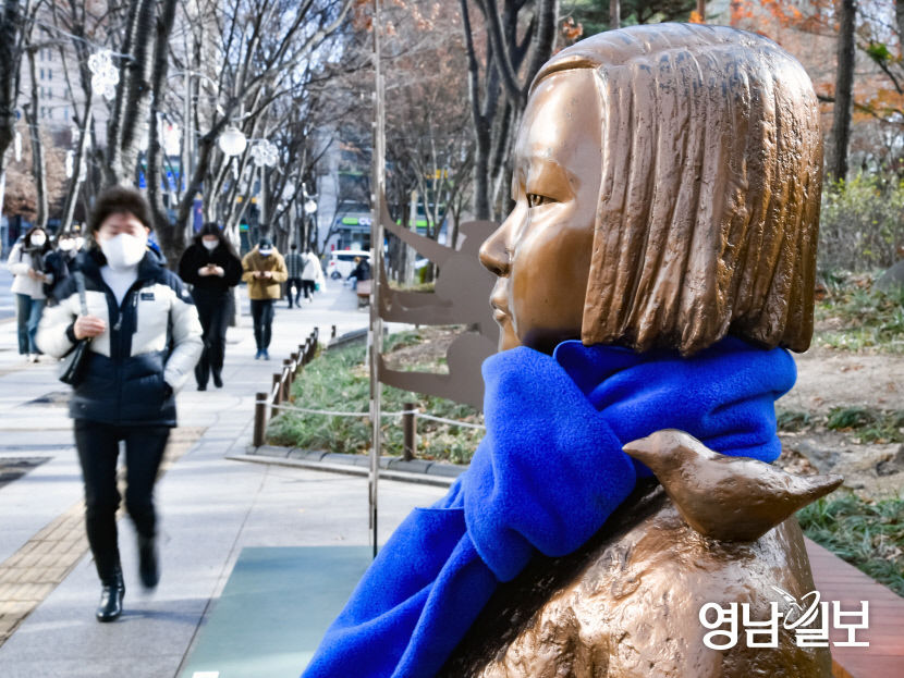 [포토뉴스] 파란 목도리 두른 대구 소녀상