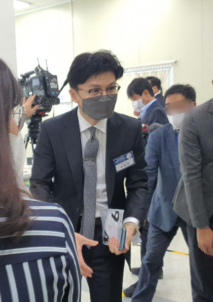 [속보] 한동훈, 청담동 술자리 의혹 제기 김의겸 등에 10억 배상 청구