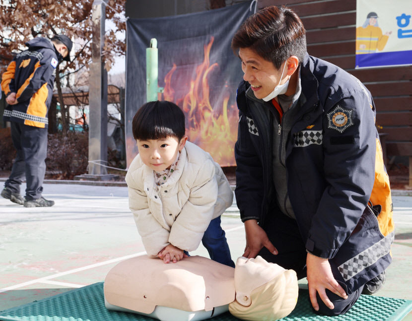 [포토뉴스] 엄마 저도 이제 심폐소생술 할 수 있어요