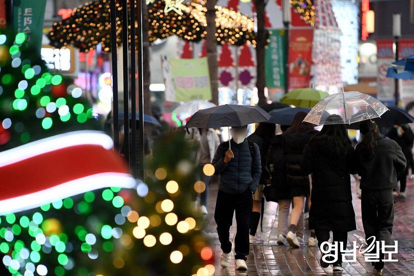 [포토뉴스] 겨울비 내리는 연말 대구 동성로