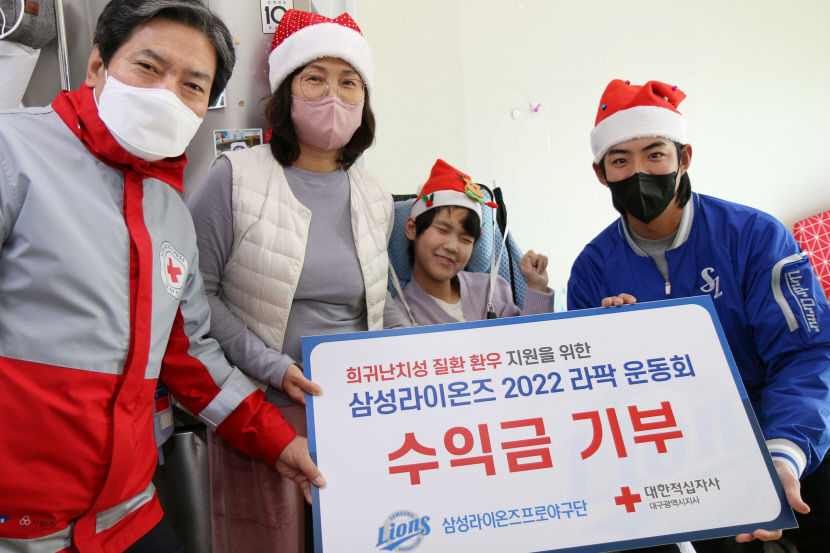 12월의 산타로 변신한 삼성 구자욱…희귀난치병 환우 만나 후원금 전달