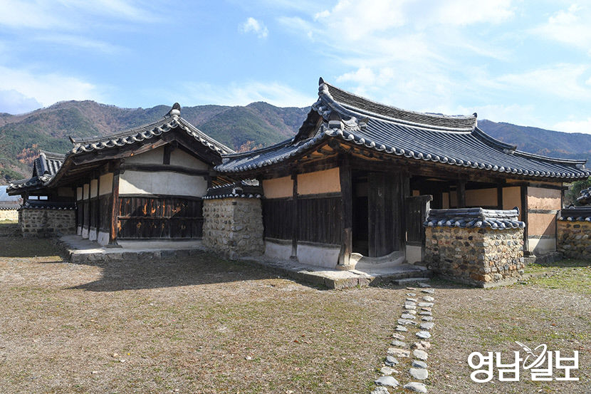 [스토리가 있는 청도 힐링 여행 . 5·] 금천면 선암로, 운림고택 중사랑채 판벽  구멍 셋…400년 내시家系 삶 엿보는 듯