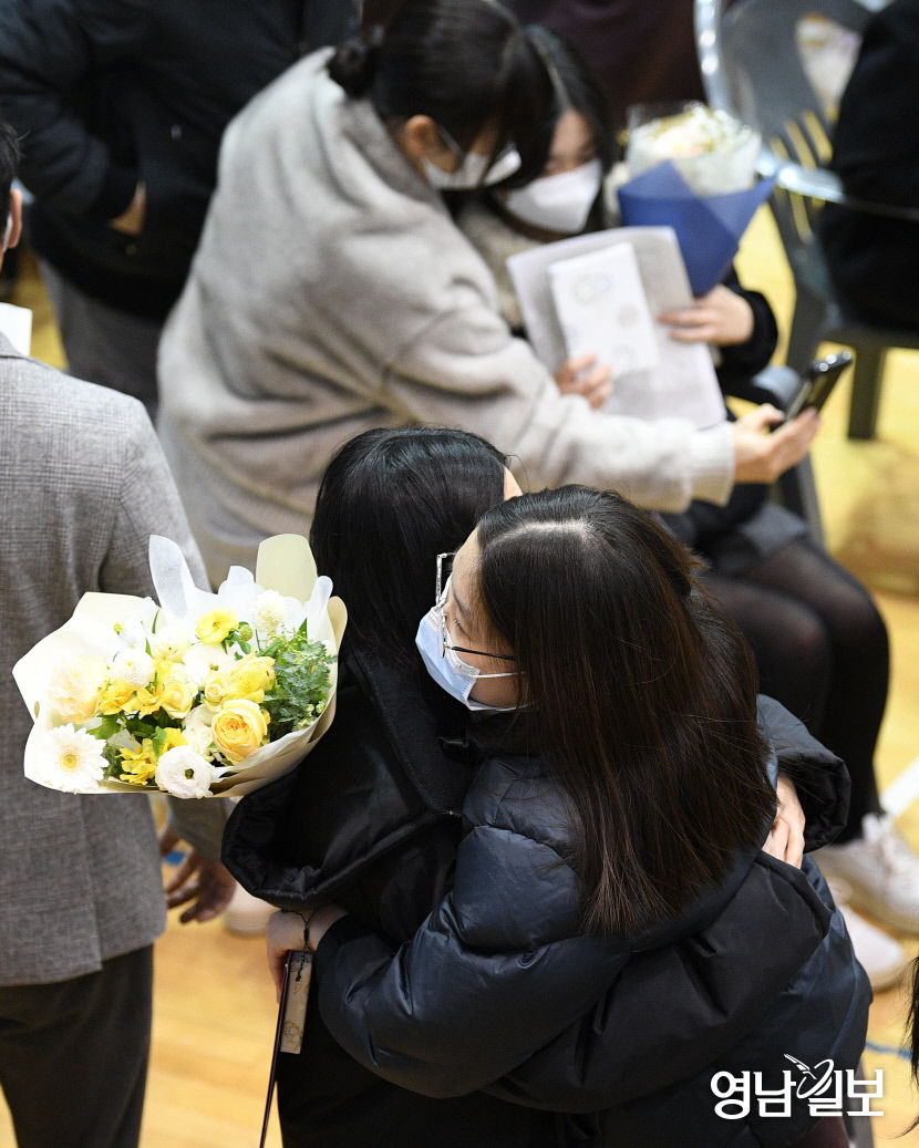[포토뉴스] 마스크 3년 고교생활 마무리짓는 대면 졸업식