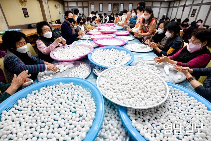 [포토뉴스] 동지 앞두고 정성스레 빚는 새알심