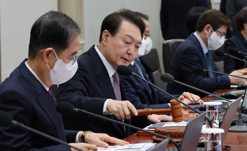 이명박·김경수 연말 특별사면 앞두고 여야 충돌…尹 결정은?