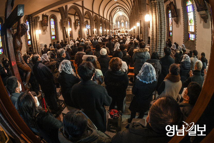 [포토뉴스] 신자들로 북적이는 성탄절 미사