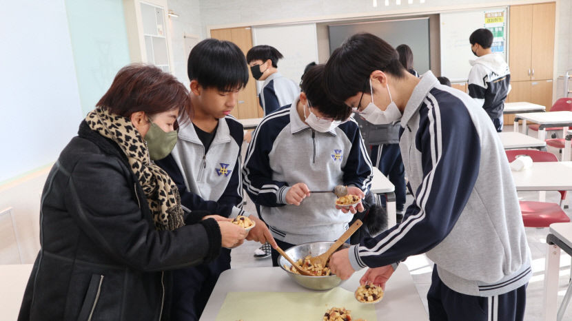 [동네뉴스] 구미 인동중 대안교실 참가자, 수제 애플파이에 사랑을 담아~