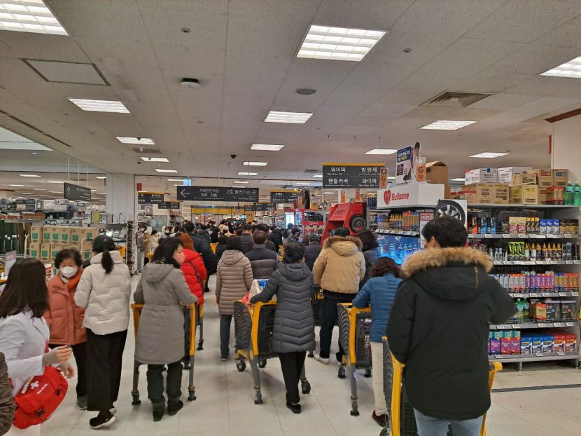 또다시 전쟁터가 된 대구 이마트…계산까지 최소 1시간