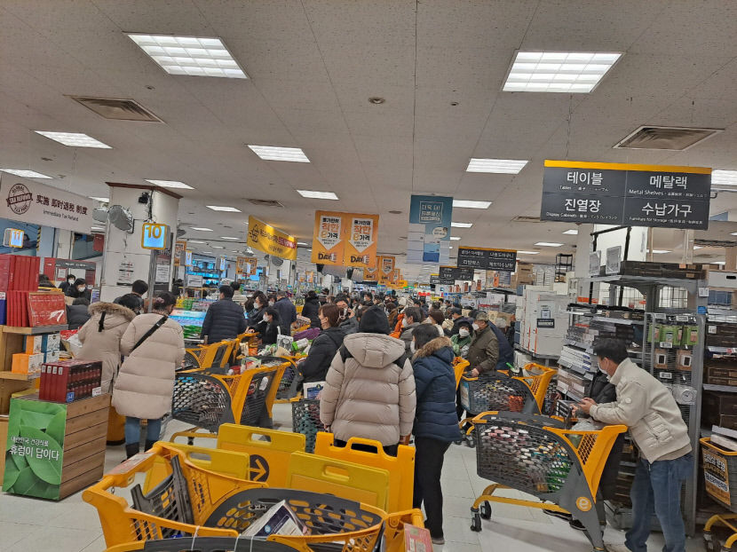 또다시 전쟁터가 된 대구 이마트…계산까지 최소 1시간
