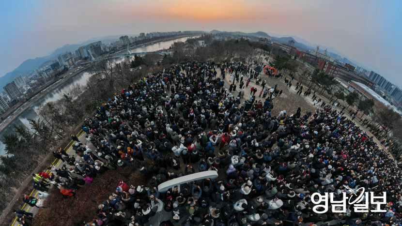 [포토뉴스] 2023년 첫 일출에 몰린 인파