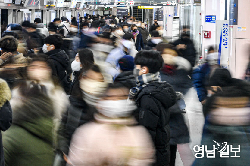 [포토뉴스] 2023년 새해 첫 출근길 나선 대구시민들