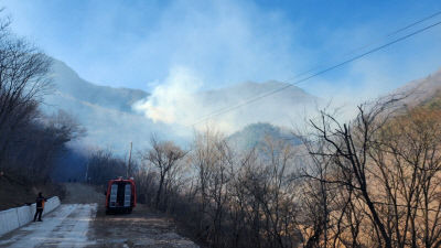 경북 영덕 야산 산불···진화 작업 중