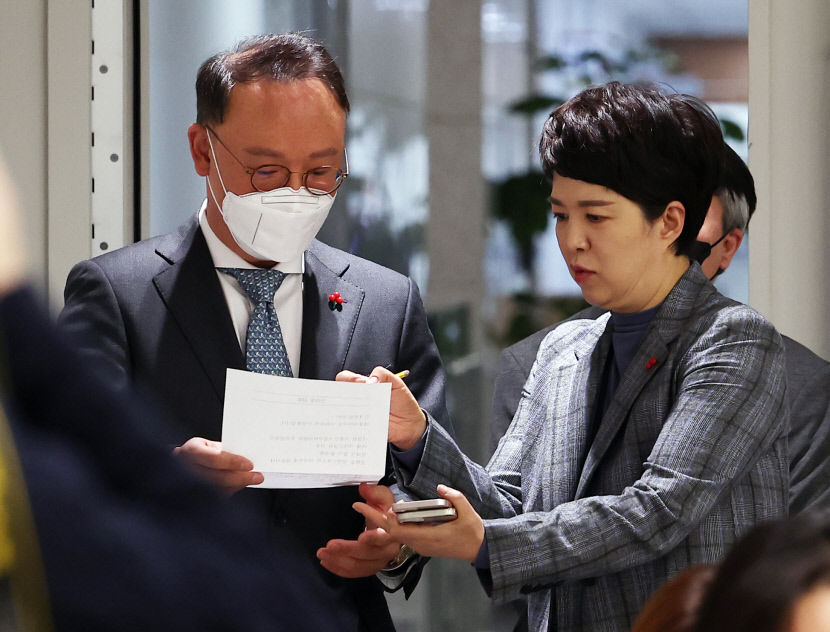 尹, 나경원 출산시 대출금 탕감에 대응 지시…당대표 출마 견제 해석도