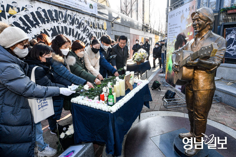 [포토뉴스] 노래하는 시인 김광석을 추모하는 대구시민들
