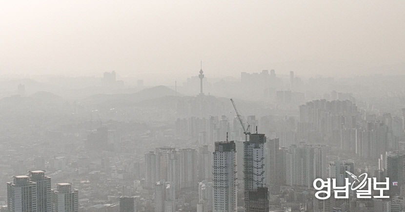 [포토뉴스] 미세먼지로 뒤덮힌 대구 도심
