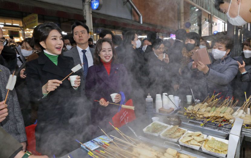 보수 성지 서문시장 찾은 김건희…납작만두 찍먹 딱 제 스타일