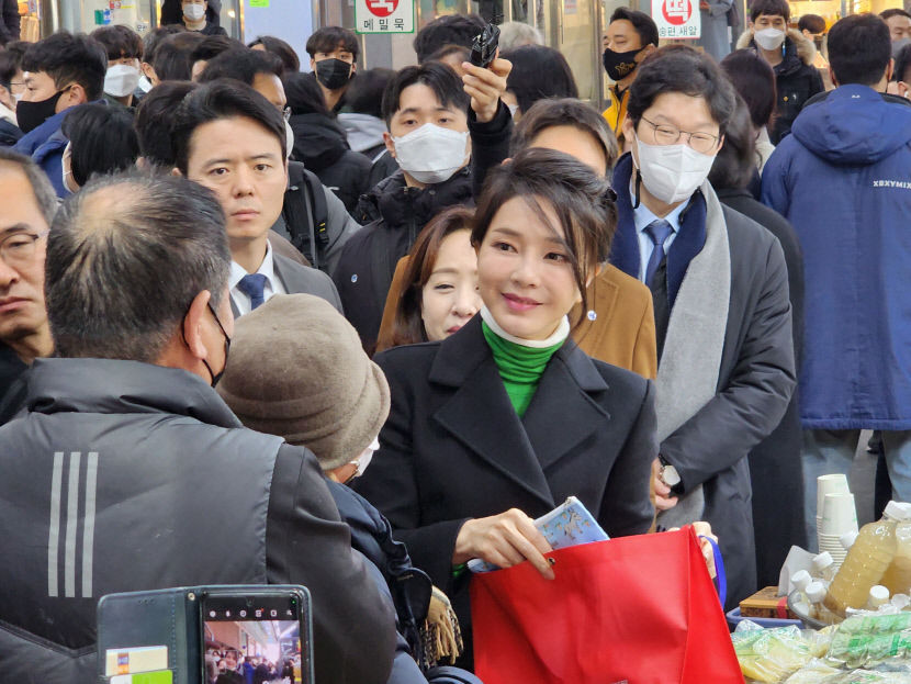보수 성지 서문시장 찾은 김건희…납작만두 찍먹 딱 제 스타일
