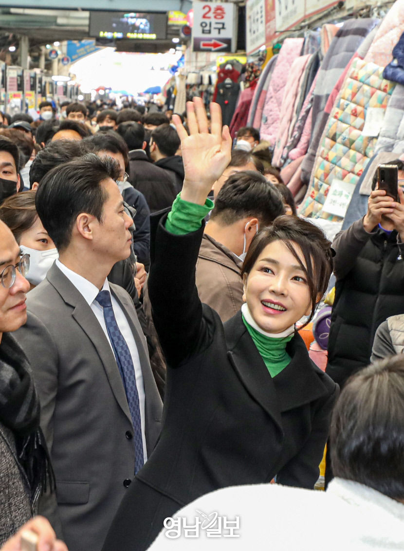 [포토뉴스] 서문시장 온 김건희 여사