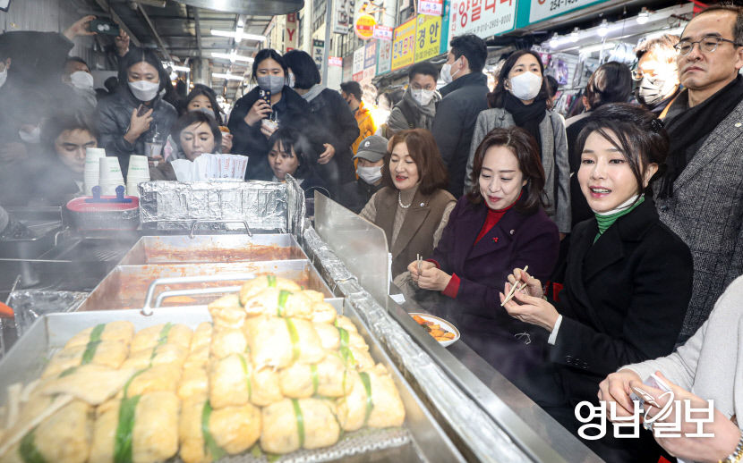 [포토뉴스] 서문시장 방문한 김건희 여사