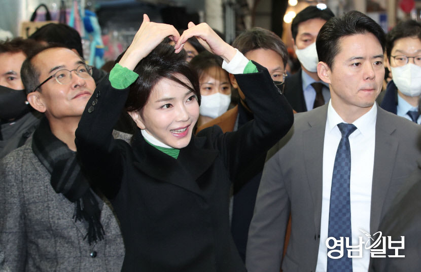 [포토뉴스] 대구 방문한 김건희 여사, 시민들에게 하트