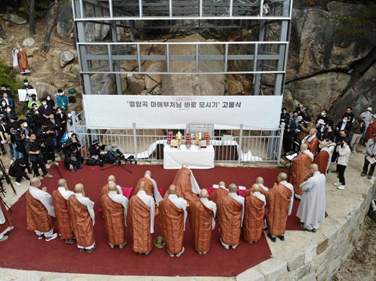 엎어진 채 발견된 경주 남산 열암곡 마애불 2025년 바로 세운다