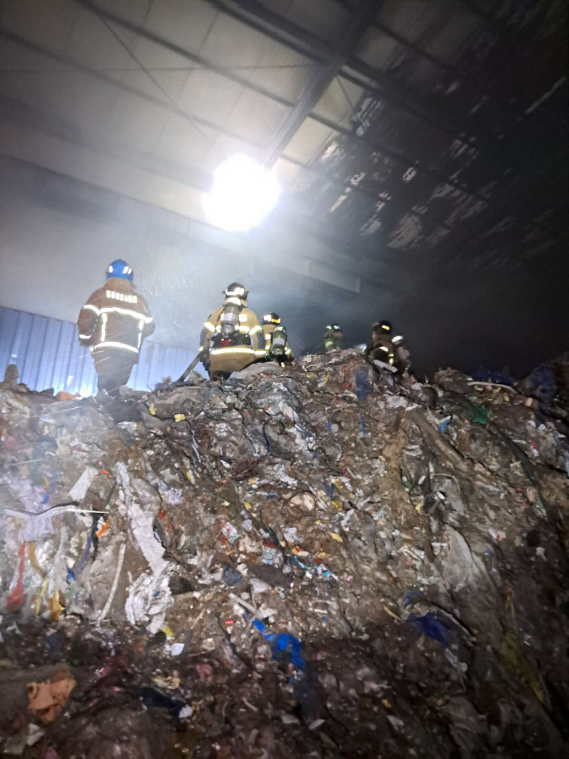 경산시 진량읍 폐기물 처리 공장서 화재...1시간 8분만에 진화
