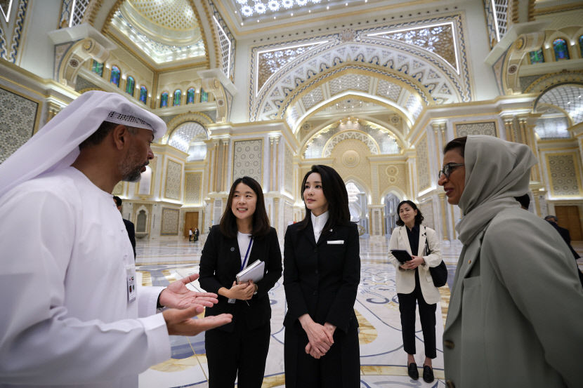 김건희 여사, UAE 대통령 모친·문화청소년부장관 환담 등 외교행보