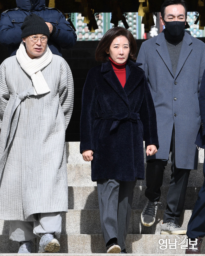 [포토뉴스] 나경원 전 의원 동화사 방문