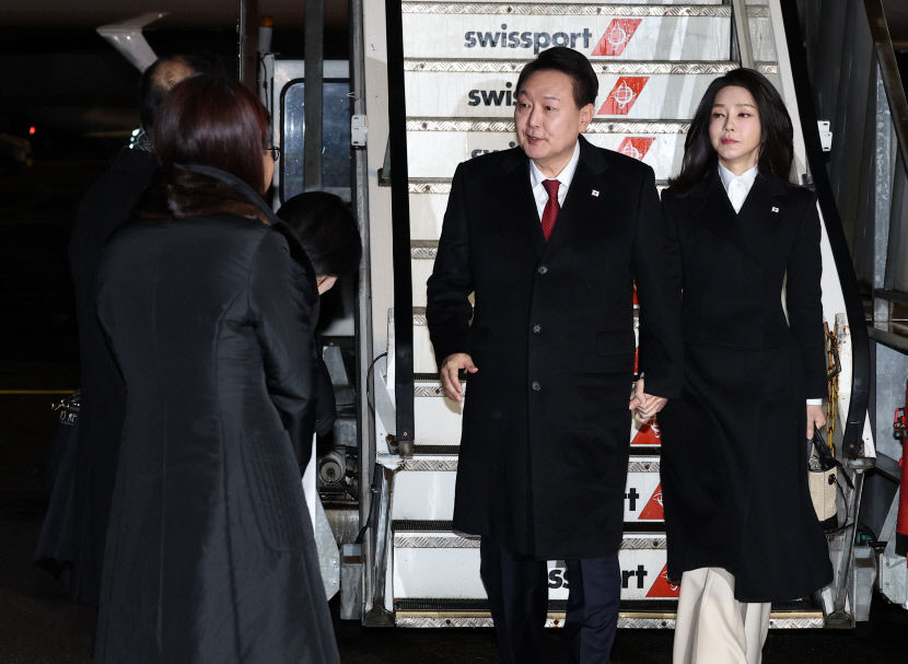 尹, 스위스에서 동포 만남으로 3박4일 일정 시작…다보스포럼 참석 예정