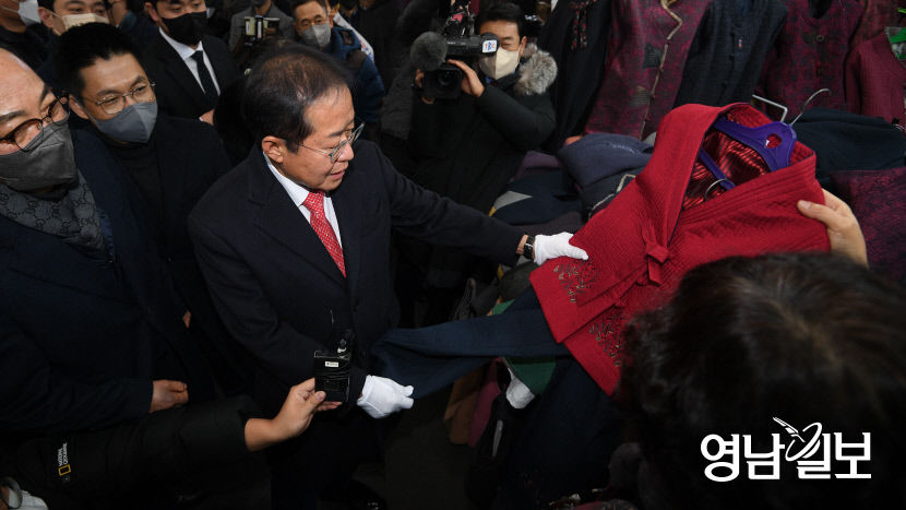 [포토뉴스] 설 맞이 장보기 나선 홍준표 대구시장