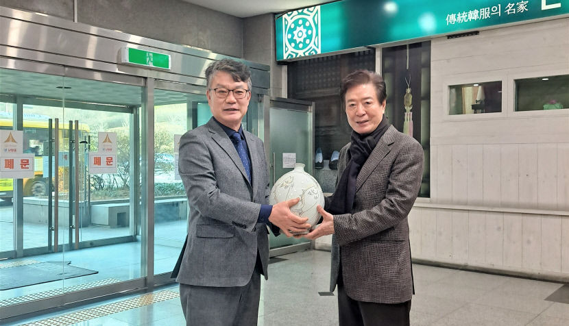 고향사랑 기부제 경북 1호 고액기부자 이정길 배우, 150만원 상당 도자기 답례품으로 받아