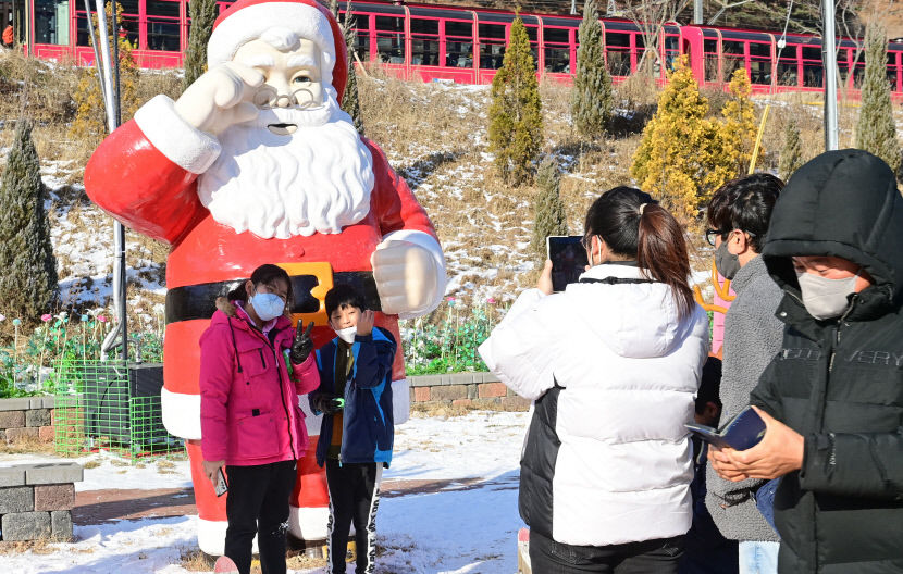 3년 만에 재개한 봉화 한겨울 분천산타마을, 연일 관광객들로 북적