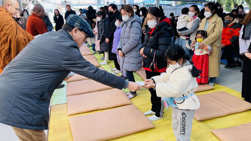 내륙 수출기지 경북 구미서 외국인 합동 세배 눈길