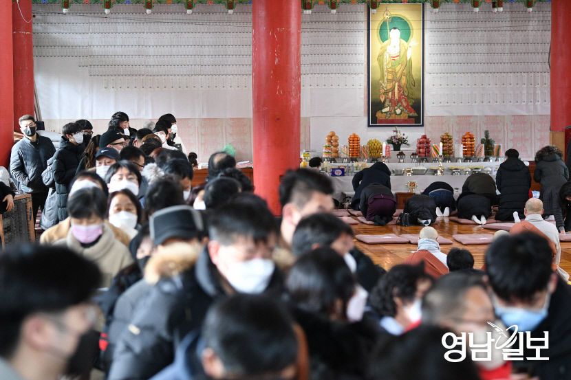 [포토뉴스] 동화사 설 명절 합동차례 지내는 시민들