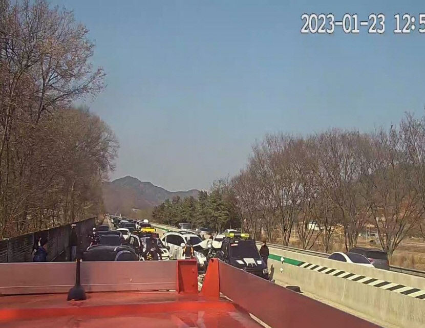중앙고속도로 안평졸음쉼터 부근 9중 추돌···6명 병원 이송