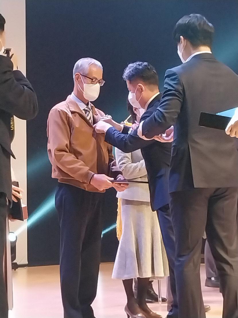 [동네뉴스] 37년간 자원봉사 대통령 표창 받은 장애인 황영호씨