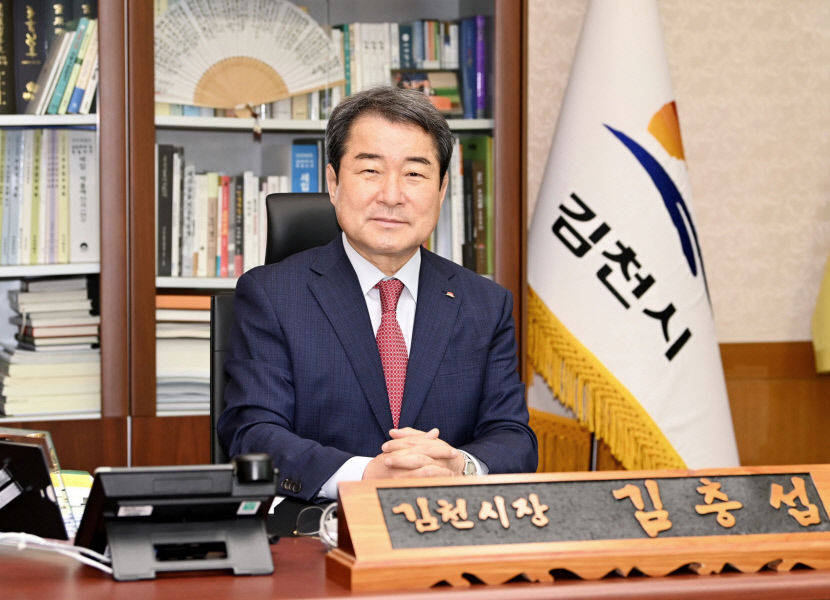 [시군 단체장 신년 인터뷰] 김충섭 김천시장 광역철도망 확충해 물류·교통허브 구축