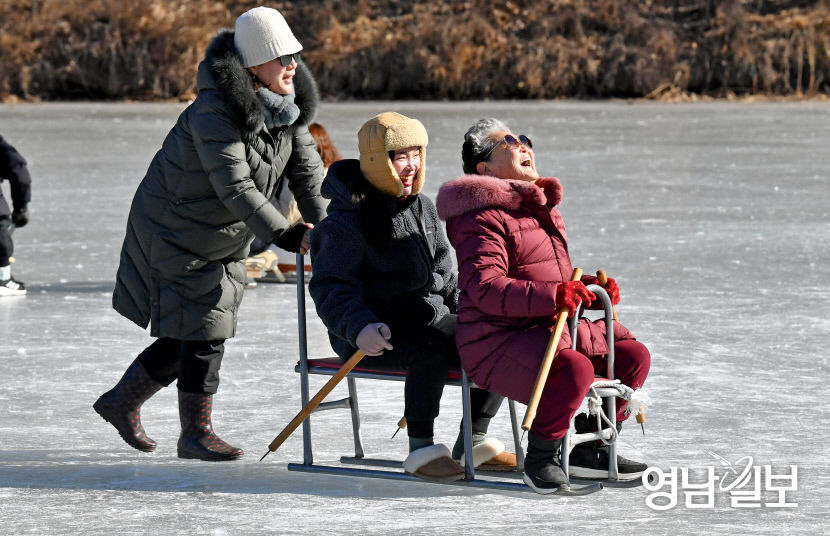[포토뉴스] 강추위 속 암산유원지 스케이트 동심